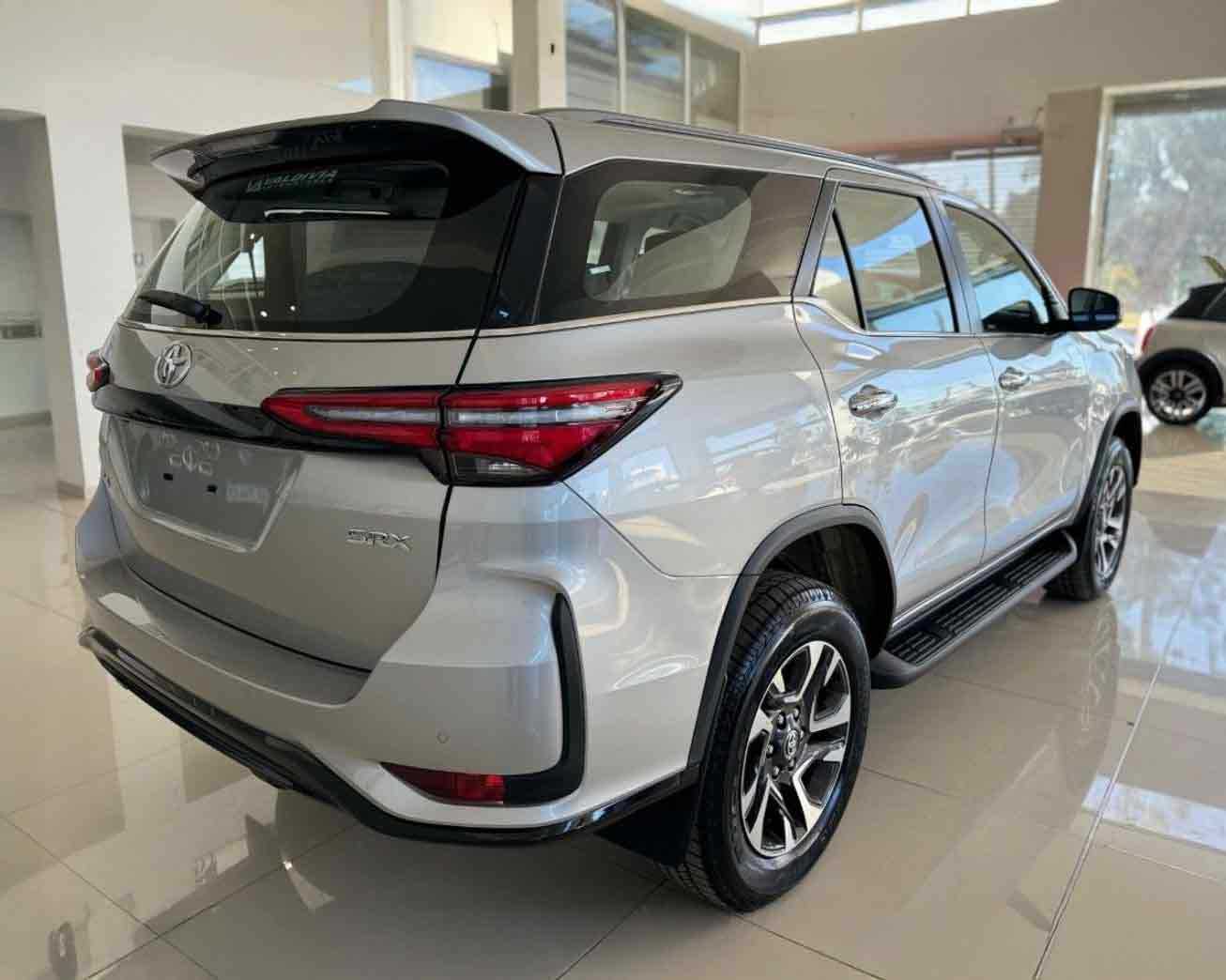  Toyota Hilux SW4