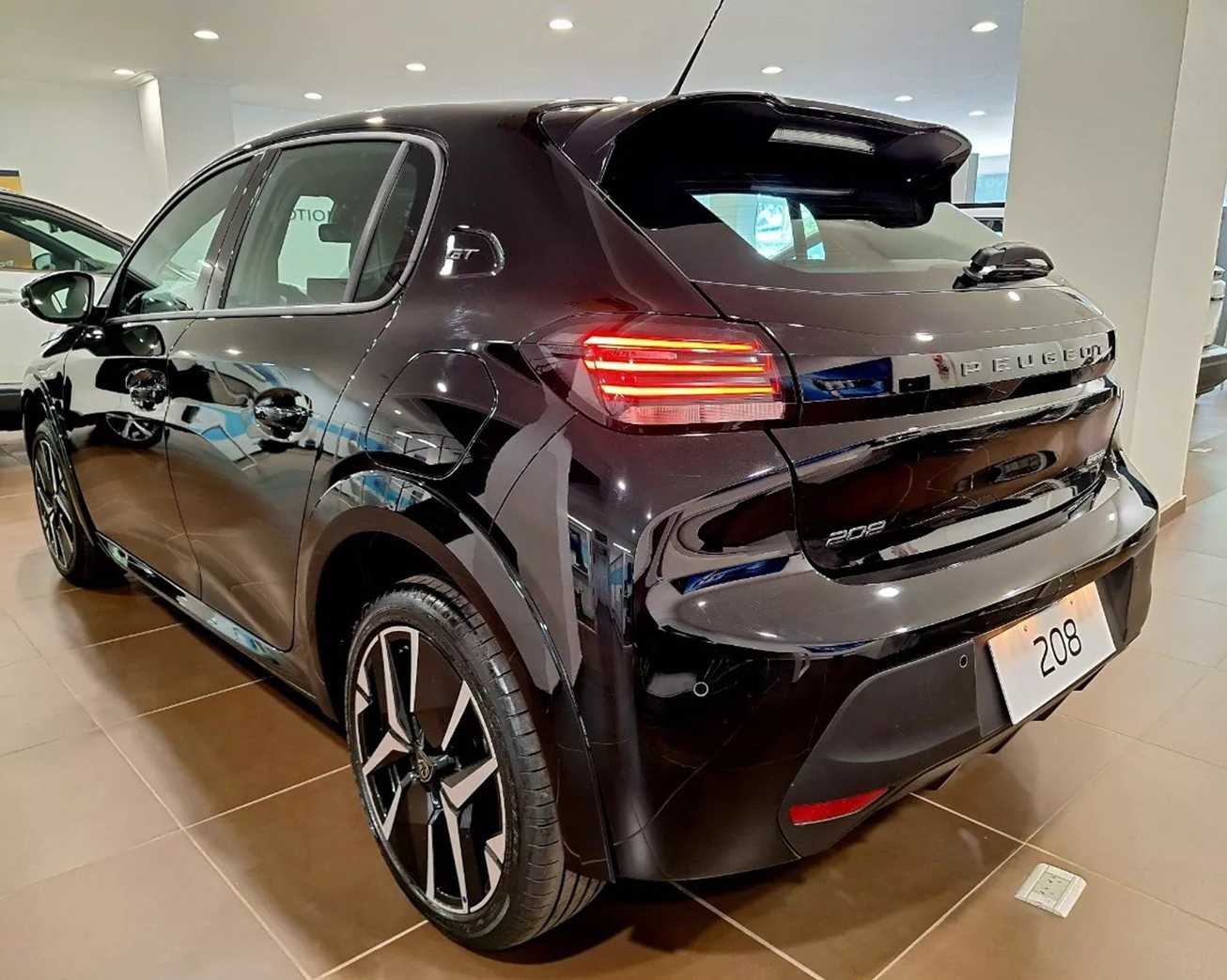  Peugeot 208